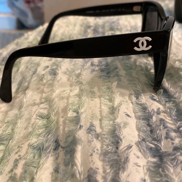 Black Chanel sunglasses - Picture 2 of 14